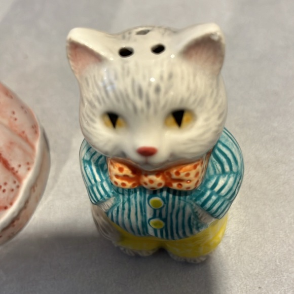 Avon salt n pepper shaker and creamer. Super cute . Little chip on boys ear - Picture 4 of 4